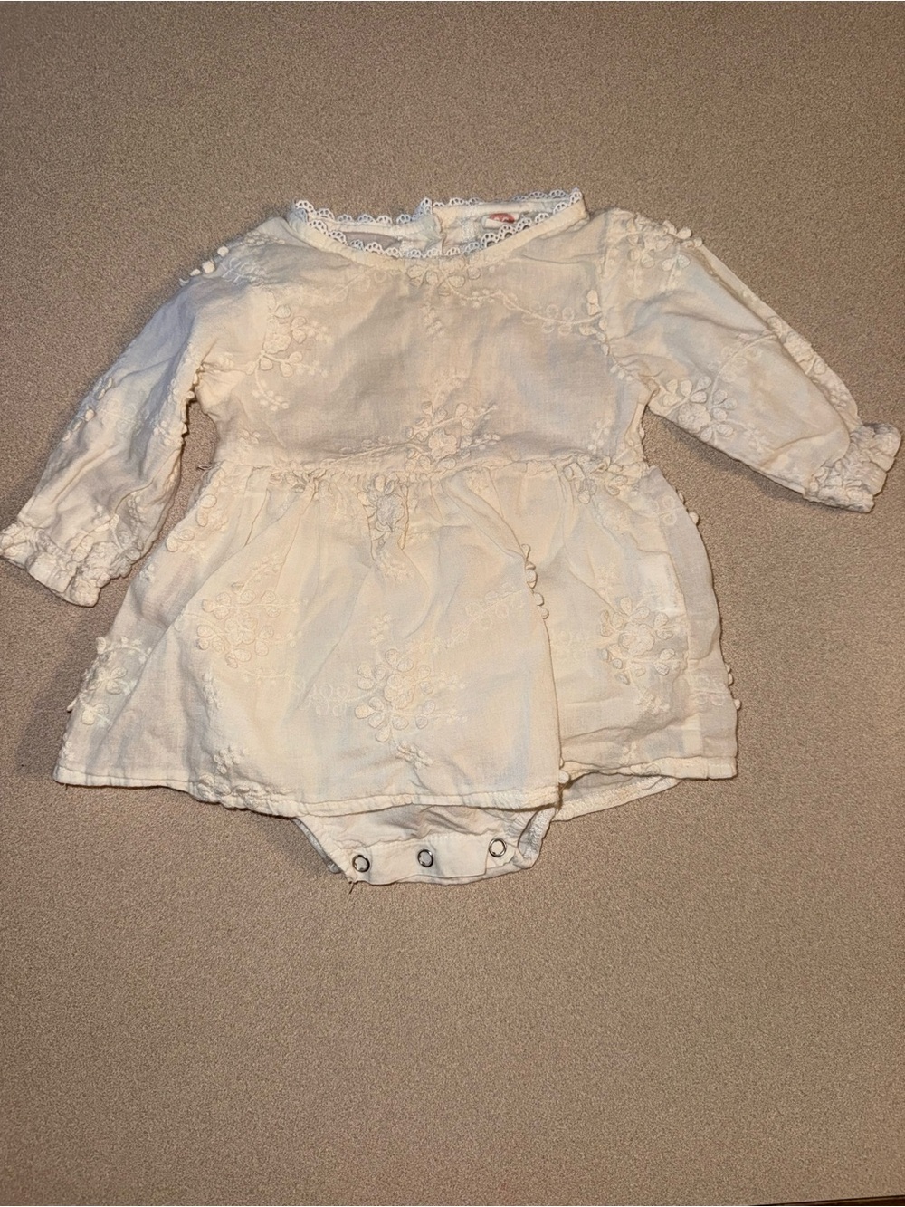 Beautiful cream colored floral dress size 66 (I think 3-6 months) so pretty!